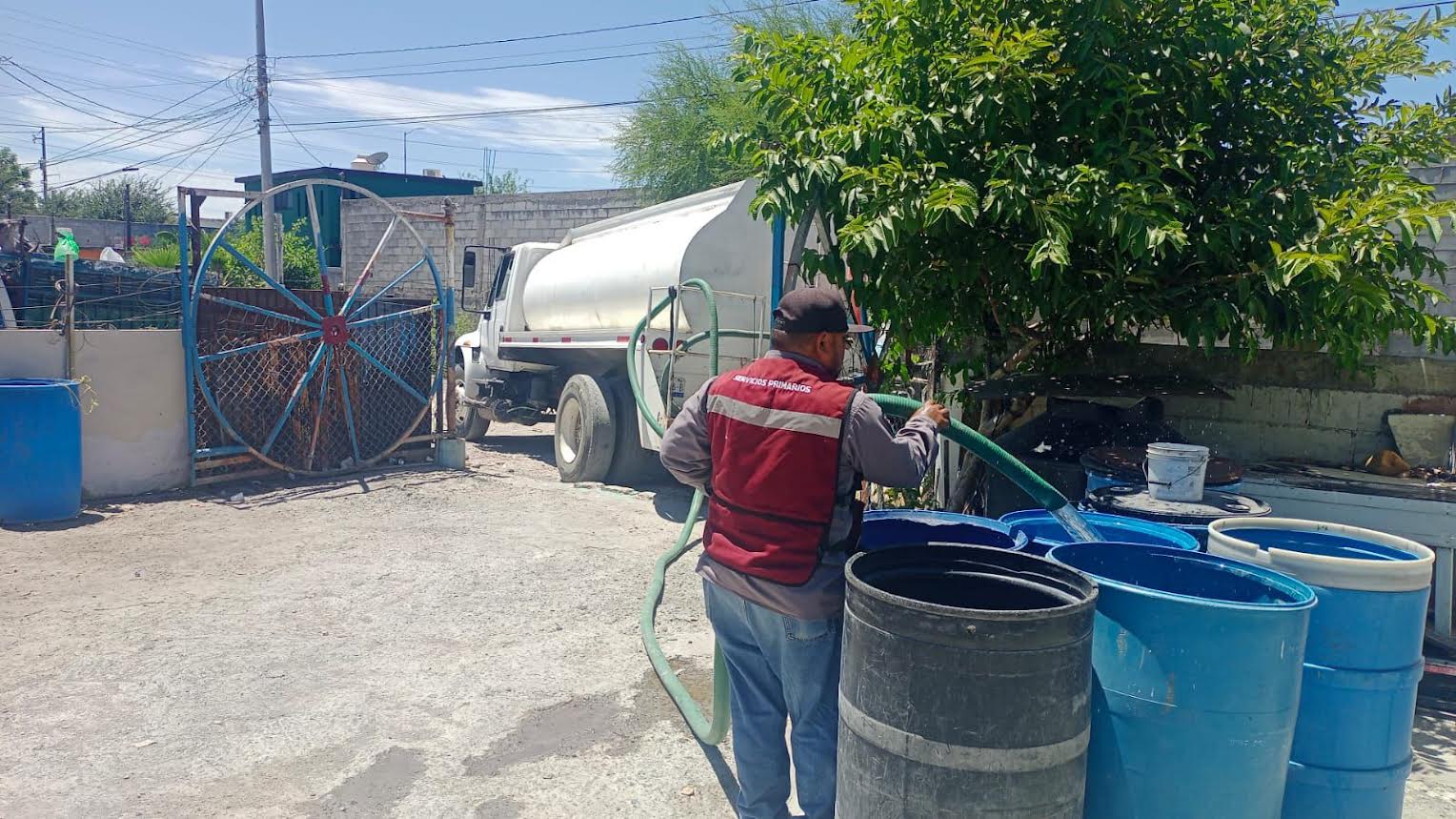 Continúa Gobierno de Reynosa con reparto de agua en la colonia Lampacitos